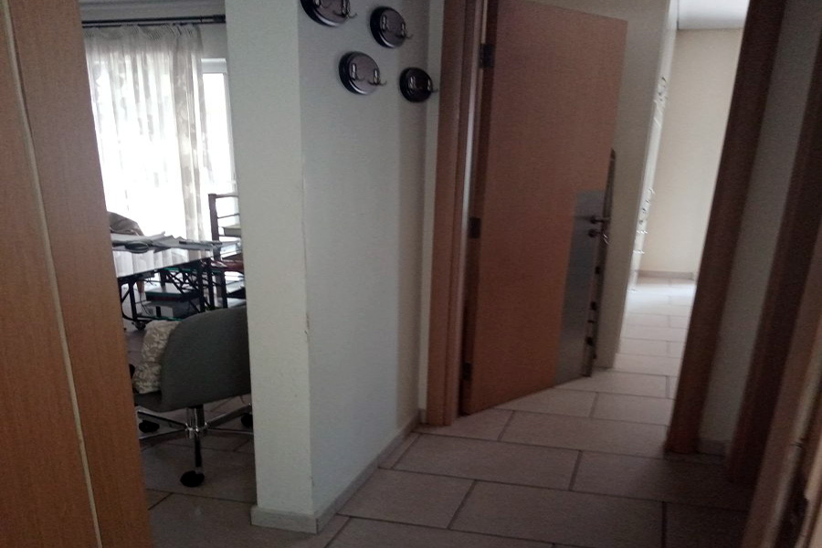 22 Corridor between the 2 bedrooms